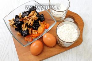 Для приготовления нам понадобятся сухофрукты, орехи, яйца куриные, сахар, разрыхлитель и мука пшеничная.