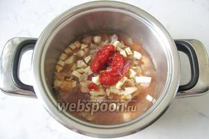 Налить в кастрюлю воду так, чтобы она покрывала мясо с луком, сельдереем и вином. Тушить свинину 30 минут, почти до готовности.