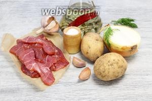 Понадобятся картофель, чеснок, лук, ветчина, немного рафинированного масла, соль, при желании — молотый перец, немного зелени для подачи.