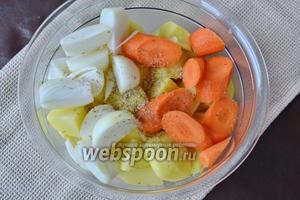 Картофель, лук и морковь очистить и нарезать достаточно крупными кусками. Посолить, присыпать специями и перемешать. Можно слегка сбрызнуть оливковым маслом.