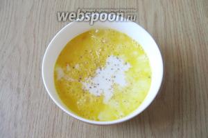 Добавить к яйцам молоко, соль по вкусу и по желанию молотый мускатный орех или любую другую сухую приправу.