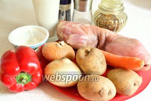 Для приготовления кролика в горшочках нам необходима тушка кролика, репчатый лук, перец болгарский, морковь, картофель (4 небольшие), специи, соль, растительное масло, кефир (3,2%), сметана и вода.