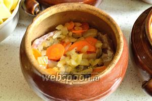 Сверху разложить обжаренные лук и морковь.