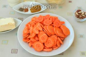 Очищенную морковь нарезать кружочками. Фанатично ровно можно не нарезать, так как впоследствии это всё будет измельчаться блендером.