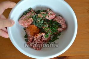 Для начинки сырые колбаски очистить и выложить в миску. Добавить перец, несколько капель лимонного сока и измельчённую зелень (петрушку и зелёный лук). Используемые нами колбаски уже сами по себе солёные и перчёные, поэтому кроме кайенского перца больше ничего и не добавляем. Все как следует перемешать.