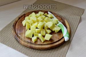 Картофель нарезать кубиком. Залить морковь с картофелем 1,5-2 л воды и поставить вариться, с момента закипания варим 10 минут.