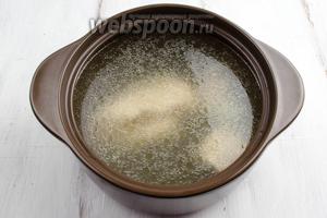 Заранее отварить куриный бульон. Мясо и лук вынуть. Бульон процедить (если есть необходимость), мясо нарезать кусками. Кастрюлю с бульоном поставить на медленный огонь.