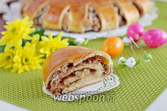 Фото Рулет из дрожжевого теста с орехами и меренгой
