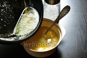 Тёплое масло, прямо из сковороды, вливаем аккуратно тонкой струйкой в яйца, помешивая. Делаем это аккуратно, чтобы яйца не свернулись. Солим и перчим по вкусу. Если вы хотите добавить зелень, то делаем это на этом этапе.