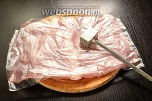 Затем мясо нужно отбить. Удобно это делать через пакет, чтобы кусочки мяса не отлетали.) Кусок натереть солью. перцем и специями. Я использовала только соль и перец свежемолотый.