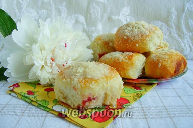Фото Булочки с вишнями и штрейзелем в духовке
