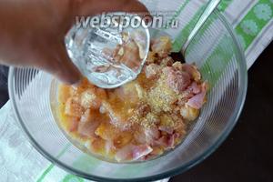 Сложите куриное мясо в миску, посыпьте солью (побольше), перцем, паприкой, молотым кориандром и хорошо перемешайте. Добавьте воду, желатин и снова всё хорошо перемешайте.