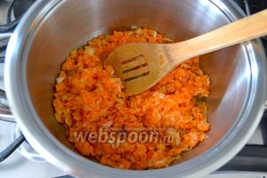 Овощи (репчатый лук, морковь, сельдерей) вымойте, очистите и измельчите. В кастрюле с тяжёлым дном разогрейте оливковое масло и выложите овощную смесь. Посолите, поперчите и обжаривайте 6-8 минут на среднем огне, пока овощи не станут мягкими.