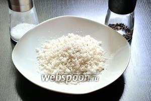 Батон очистить от корочки и измельчить его в крошку любым удобным для вас способом. Получить хлебную крошку легко с помощью тёрки. Добавить в крошку соль и свежемолотый перец.