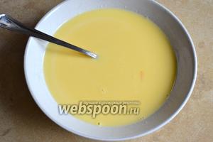 В другой глубокой посуде смешайте и слегка взбейте яйца с молоком. А в третью миску выложите муку (количество муки берём на глаз...).