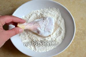 Куски цыплёнка вымыть и как следует обсушить бумажным полотенцем. Каждый кусок поочередно обвалять сначала в муке...