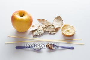 Для начинки нам потребуется часть яблока, лимонный сок, сахар и корица. А из спагетти и лавровых листьев будут формироваться черешки груш и листочки, то есть их должно быть по количеству груш. У меня было запланировано 12 штук, но можно было сделать и 14.
