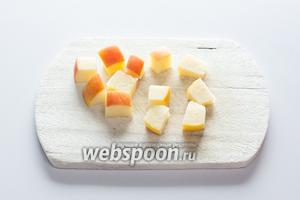 Из яблока вырезаем столько не очень мальеньких кубиков, сколько крокетов-груш собираемся делать.