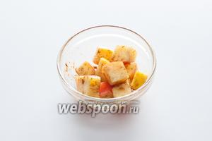 Маринуем яблоко в лимонном соке с сахаром и корицей, пока варится картошка и пока мы делаем тесто для крокетов.
