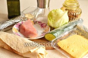 Подготовим продукты для шаурмы — куриное филе, огурец, сыр «Российский», 2 листа салата айсберг, специи, соль, армянский тонкий лаваш, майонез и пищевая фольга.