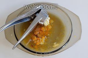 Для маринада смешаем сок, цедру, натёртый мелко имбирь и выжатый чеснок через пресс, и оставшийся чили.