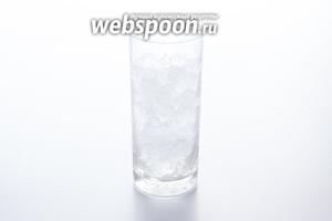 Russian Spring Punch принято сервировать в хайболах — высоких стаканах цилиндрической формы. Засыпаем в стакан нужное нам количество льда (помня, что куда-то ещё и игристое вино придётся влить).