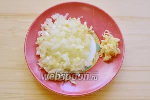 Продолжаем заниматься нарезкой, лук порежем очень мелкими кубиками, чеснок пропускаем через пресс.