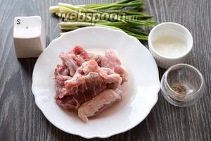 Для приготовления мяса, запечённого с черемшой, вам понадобится соль, перец чёрный молотый, сметана, черемша и свиное мясо.
