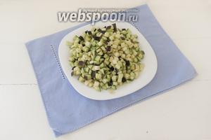 Моем баклажан, удаляем ножку и нарезаем баклажан мелкими кубиками.