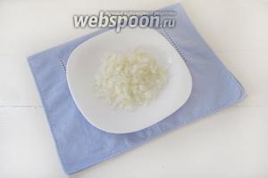 Подготовим другие продукты непосредственно перед приготовлением блюда. Мелко порубим лук.