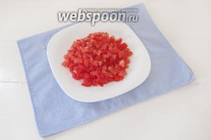 Не снимая кожицы, порежем помидоры мелкими кубиками.