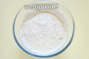 И заливаем эту смесь простой газированной водой без сахара, появляются активные пузырьки. В оригинале использовалась неразъёмная форма, поэтому сухая смесь высыпалась сразу на фрукты и заливалось всё водой.
