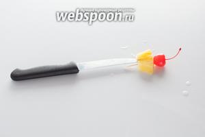 Самое трудное в приготовлении Пина колады по этому рецепту — это пришпилить коктейльную вишенку на пику и сделать в ананасе разрез, чтобы он держался на краю бокала.