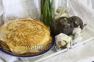 Блины с кориандром у нас уже готовы. В базовом рецепте можете заменить цельнозерновую муку на муку высшего сорта и 1 гусиное яйцо — на 2 куриных. Овощи вымыты. Поэтому займёмся теперь начинкой.