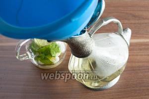 Если вы собираетесь сервировать Холодную утку в широкогорлом кувшине, то можно поместить туда прямо вино с лимоном и мелиссой. Но в кувшины в форме утки эти компоненты не влезут (а если и влезут, то их будет крайне трудно выковыривать обратно), поэтому в них охлажденное вино заливается через воронку, либо, если горлышко очень широкое — без воронки, но при этом отслеживается, чтобы никакие куски внутрь наклонного кувшина не попали.