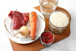 Для приготовления нам понадобятся вода, рис, мясо, масло растительное, лук репчатый, приправа к мясу, морковь и соль.