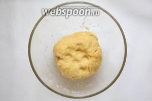 Когда вилкой станет неудобно работать, продолжим руками. Замешиваем мягкое, эластичное тесто. Накрываем его полотенцем и оставим «отдохнуть» при комнатной температуре 1 час.