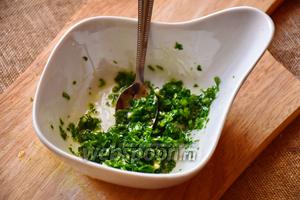 Смешаем всё вместе с маслом. Заправка готова. Для быстроты и простоты можно порубить всё это дело в блендере.
