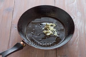 Чеснок и базилик немного обжариваем на оливковом масле (если нет, то на рафинированном растительном масле).