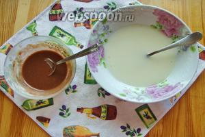 Для которой в миске смешиваем пудру, горячею воду и лимонный сок. Перемешиваем до однородности, отделяем немного в отдельную миску глазури и добавляем туда какао порошок, опять мешаем и получаем 2 глазури, белую и шоколадную. Перегружаем по кондитерским мешочкам и всё готово.