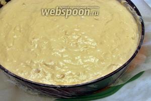 Вылив весь мусс, необходимо хорошо потрясти из стороны в сторону форму с будущим тортом, чтобы мусс спустился в бока формы.