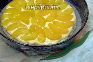Выложить мусс и разложить на него любые фрукты, как можно плотнее друг к другу, у меня консервированные персики.