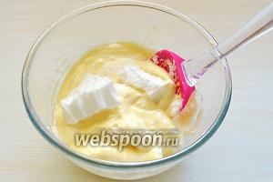 Добавляем к желткам 1/3 часть взбитых белков и аккуратно, лопаточкой, движением снизу-вверх, перемешиваем. Затем добавляем оставшиеся белки.