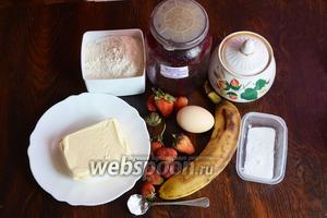 Для приготовления вкусного нежного пирога вам понадобится масло сливочное, соль, сода, сахар, мука, банан, клубника, смородиновое варенье, яйца куриные.