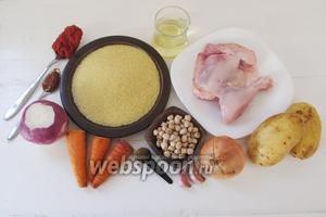 Подготовим ингредиенты для кус-куса. Почистим лук, чеснок, картофель и морковь. Редьку можно просто обрезать и оставить с кожицей. Нут следует замочить предварительно на ночь. Куриные окорочка разрежем на порционные куски.