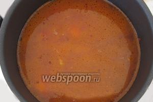 Добавим горячую воду. Воды нужно налить побольше, так как она будет испаряться в процессе приготовления блюда.