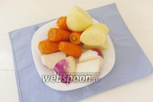 Очищенные овощи: картофель, морковь и редьку — разрежем на крупные куски. Если морковь мелкая, как на фотографии, то резать её не нужно.