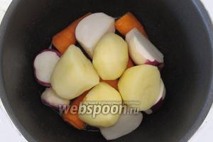 Теперь поместим в кастрюлю овощи: морковь, редьку, картофель. Обжарим на сильном огне в течение примерно 7 минут, периодически перемешивая.