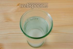 В первую очередь готовим рассол. Кипятим воду и добавляем туда соль и сахар. Размешиваем до полного растворения. Оставляем остывать до комнатной температуры. Высыпать икру в тёплый раствор не советую, так как она при этом белеет.