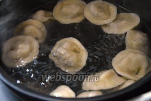 Налейте в мультирваку воду, немного подсолите. Можно добавить лавровый лист и перец горошком для аромата. Пропорции варки пельменей в мультиварке примерно такие — на каждые 10 пельменей 1 л воды. Максимальная загрузка мультиварки с чашей 5 л — не больше 30 штук. Варите на режиме «паста», «варка», «макароны» или «мультиповар» при температуре 110-120°С в течение 7-9 минут.
